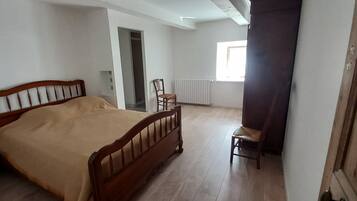 4 habitaciones, tabla de planchar con plancha y wifi