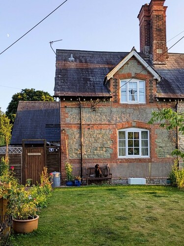 Country cottage.
Perfect quiet retreat, away from the hustle and bustle of life.