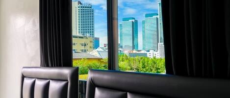 Habitación doble, 1 cama de matrimonio grande, balcón, vistas a la ciudad | Escritorio y wifi gratis