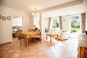 TV, DVD player, pebolim, mesa de pingue-pongue