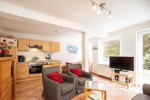 Fernseher, DVD-Player, Tischfußball, Tischtennisplatte