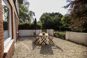 Outdoor dining - Die Ferienwohnung 04 Sonnenschein has a fanced South-West Terrass (Malente-Krummsee)