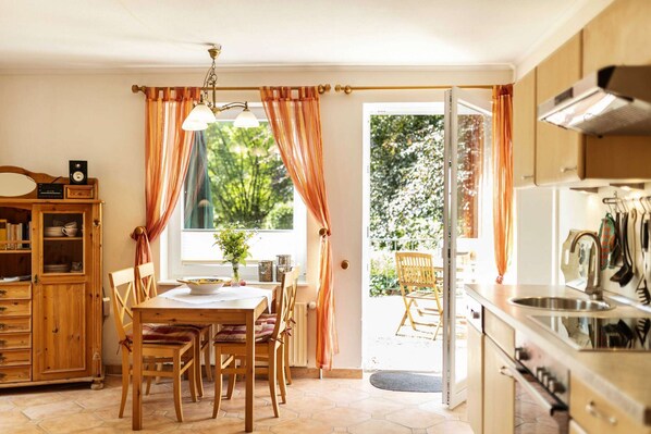 Microwave, stovetop, dishwasher, coffee/tea maker - Die Ferienwohnung 04 Sonnenschein has a fanced South-West Terrass (Malente-Krummsee)