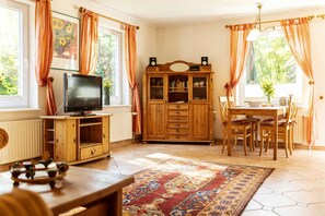 Interior - Die Ferienwohnung 04 Sonnenschein has a fanced South-West Terrass (Malente-Krummsee)