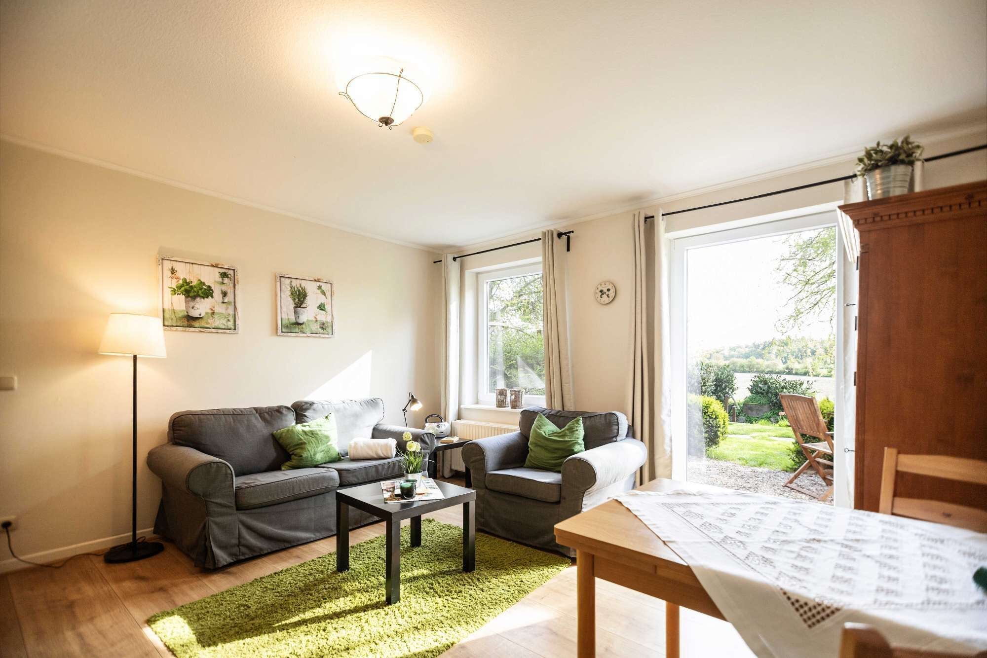 テレビ、DVD プレーヤー、テーブルサッカー台、卓球台