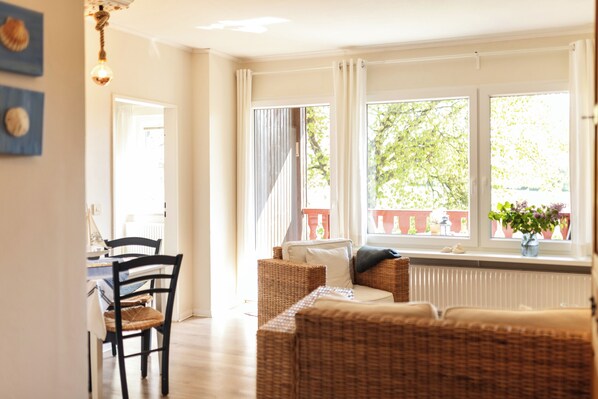 Fernseher, DVD-Player, Tischfußball, Tischtennisplatte