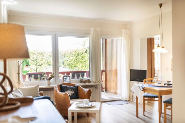 Fernseher, DVD-Player, Tischfußball, Tischtennisplatte