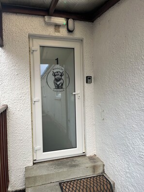 Exterior detail - Cosy country cottage self contained free parking close to crosshouse hospital (Kilmarnock)