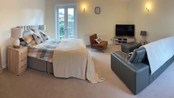 1 bedroom, iron/ironing board, travel cot, free WiFi