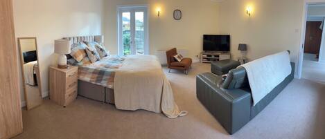 1 chambre, fer et planche à repasser, lit de bébé portatif