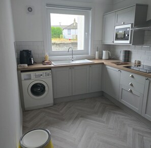 Een koelkast, een microgolfoven, een oven, een kookplaat