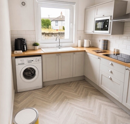 Cosy country cottage self contained free parking close to crosshouse hospital