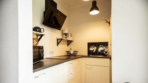Kaffetrakter/tekoker, kjøleskap, mikrobølgeovn og kokeplater