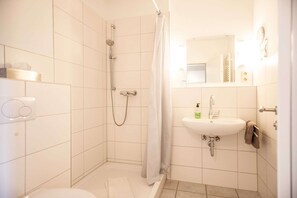 Shower, hair dryer, towels - 08 Wildwechsel with a view to the forest (Malente-Krummsee)