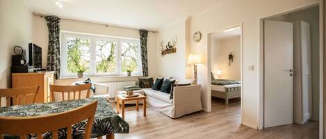 Télévision, lecteur de DVD, baby-foot, table de tennis de table