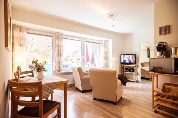 Fernseher, DVD-Player, Tischfußball, Tischtennisplatte