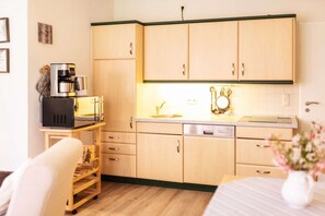 Fridge, microwave, stovetop, dishwasher