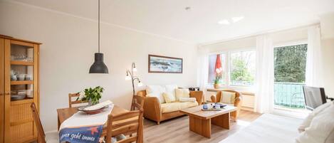 Télévision, lecteur de DVD, baby-foot, table de tennis de table