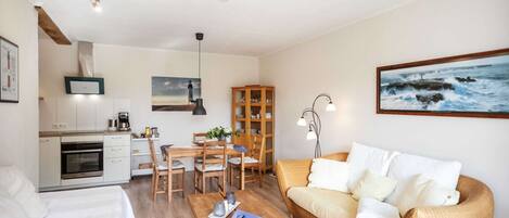 Een televisie, een dvd-speler, tafelvoetbal en een tafeltennistafel