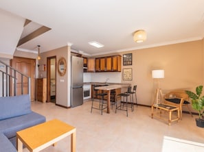 Eine moderne Wohnung mit Küche, Essbereich und Wohnzimmer.