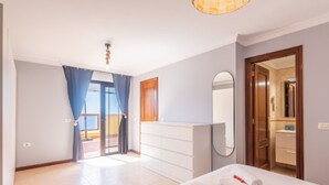 Et hotelværelse med seng, badeværelse og udsigt.