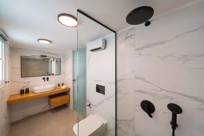 Suihku, hiustenkuivaaja, pyyhkeet