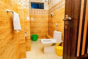Douche, pantoufles, serviettes fournies, savon