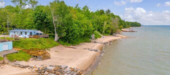 North Bound 25 - Family Compound With 5 Cottages!