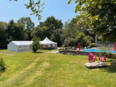 Dominio completo Les Hiboux con piscina climatizada y sala de recepción