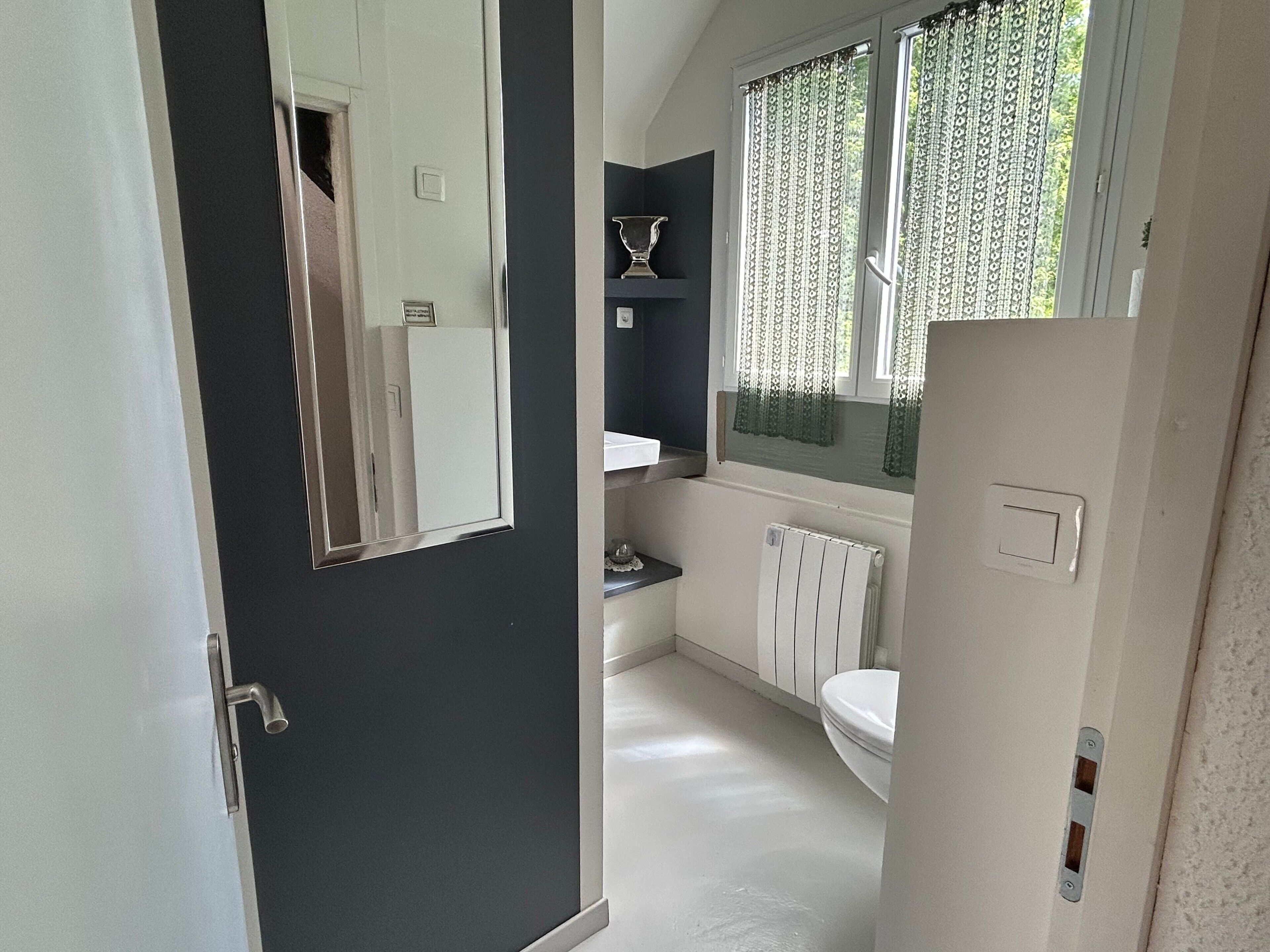 Douche, sèche-cheveux, serviettes fournies