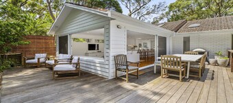 Pet friendly, firepit + walk to beach