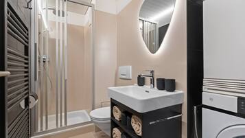 Dusche, Haartrockner, Handtücher, Seife