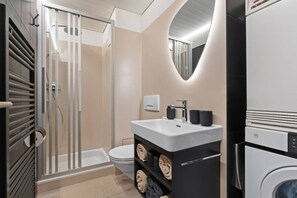 Douche, sèche-cheveux, serviettes fournies, savon