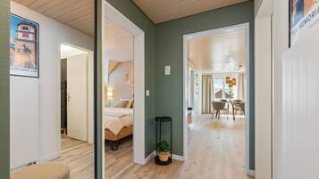 2 Schlafzimmer, Schreibtisch, Bügeleisen/Bügelbrett, Reisekinderbett