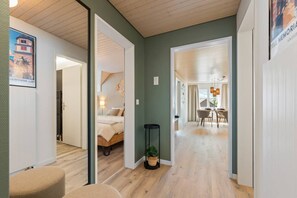 2 Schlafzimmer, Schreibtisch, Bügeleisen/Bügelbrett, Reisekinderbett