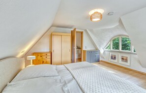 2 bedrooms, travel crib, free WiFi