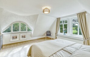 2 bedrooms, travel crib, free WiFi