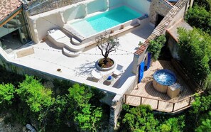 Una piscina al aire libre de temporada