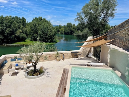 Una piscina al aire libre de temporada