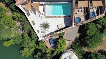 Una piscina al aire libre de temporada