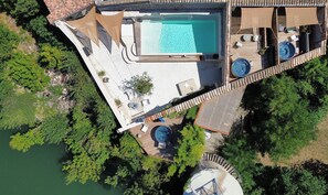 Una piscina al aire libre de temporada