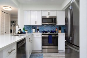 Frigorífico, microondas, horno y placa de cocina