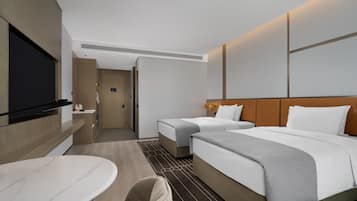Habitación básica con 2 camas individuales, vistas a la ciudad | Escritorio, espacio para trabajar con un portátil, wifi gratis
