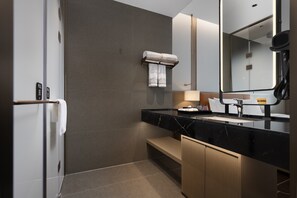 Escritorio, espacio para trabajar con laptop y wifi gratis 