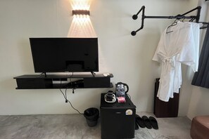 Deluxe Twin kamer | Een kluis op de kamer, een bureau, verduisterende gordijnen, gratis wifi