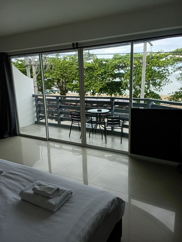 ห้องแกรนด์ดับเบิล, วิวชายหาด | ตู้นิรภัยในห้องพัก, เตารีด/โต๊ะรีดผ้า, เปล/เตียงเด็กอ่อน, เตียงเสริม/เปล