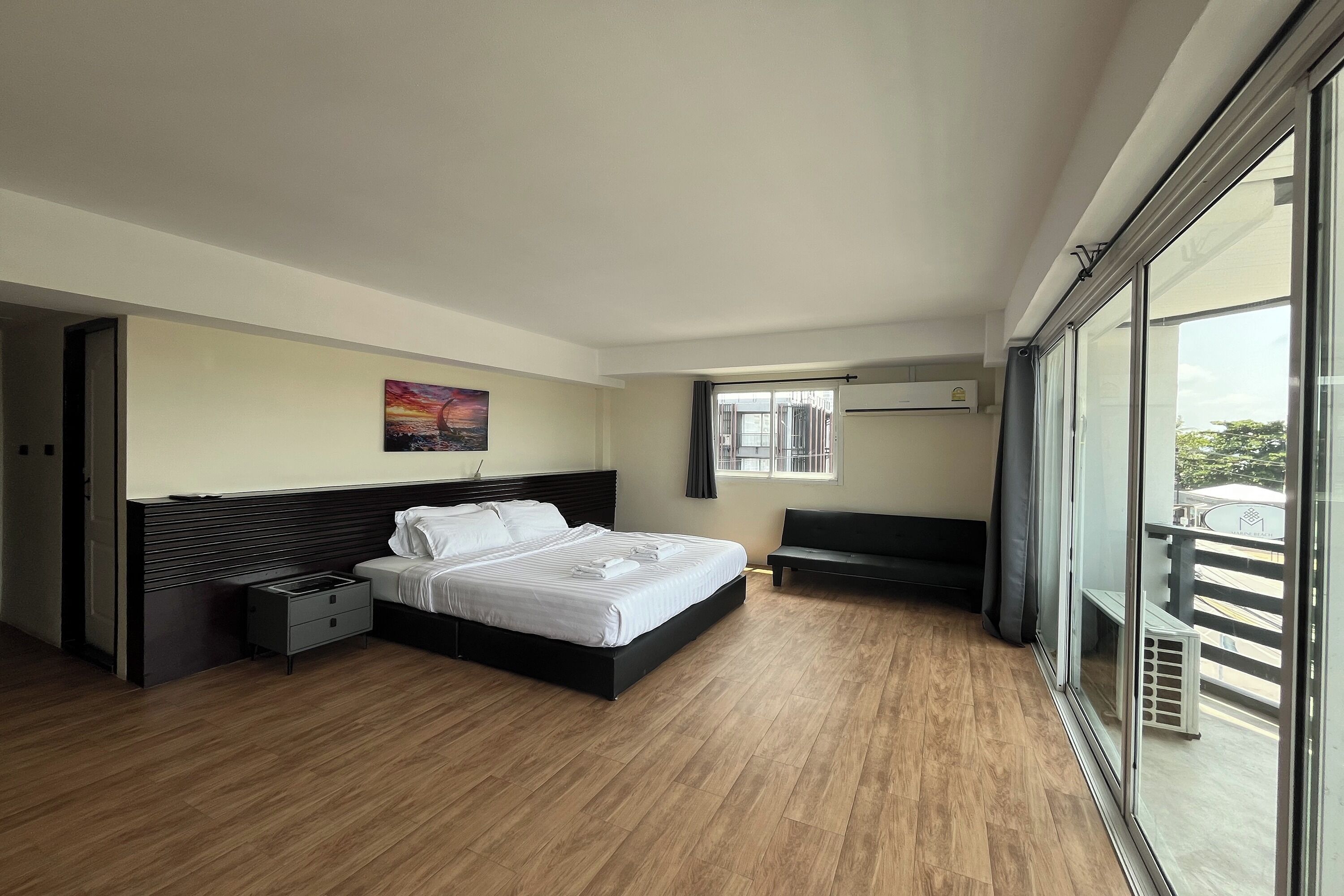 Habitación Grand, 1 cama King size, balcón, vista al mar | Caja de seguridad en la habitación, escritorio y cortinas blackout 