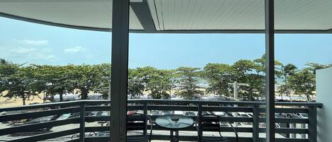 頂級客房, 1 張特大雙人床, 露台, 海景 | 房內夾萬、書桌、遮光窗簾/窗簾、免費 Wi-Fi