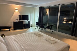 Superior Deluxe Seaview and Balcony | In-room safe, desk, blackout drapes, free WiFi - VS Beachfront (Pattaya)