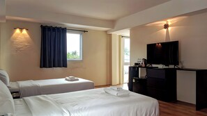 Deluxe studio, 2 eenpersoonsbedden, uitzicht op strand | Een kluis op de kamer, een strijkplank/strijkijzer, babybedden